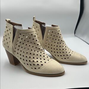 Veecans cream Suede Shoes size 9 heal 3 inches